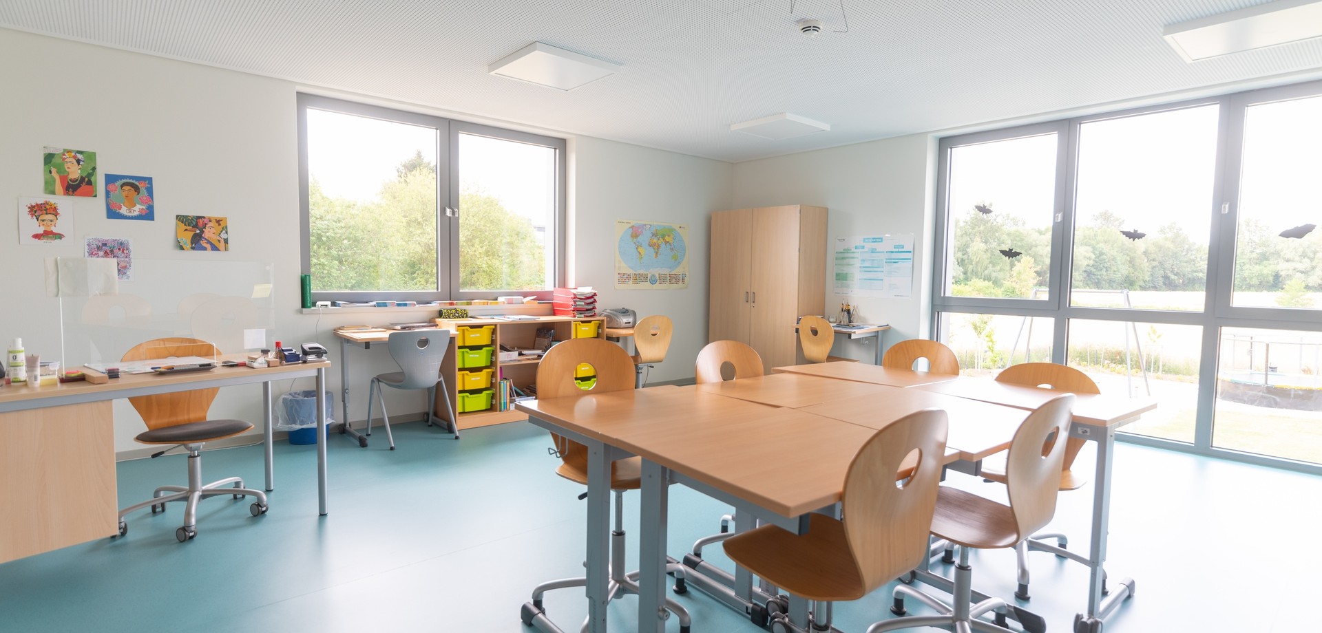 Das Bild zeigt ein Klassenzimmer.