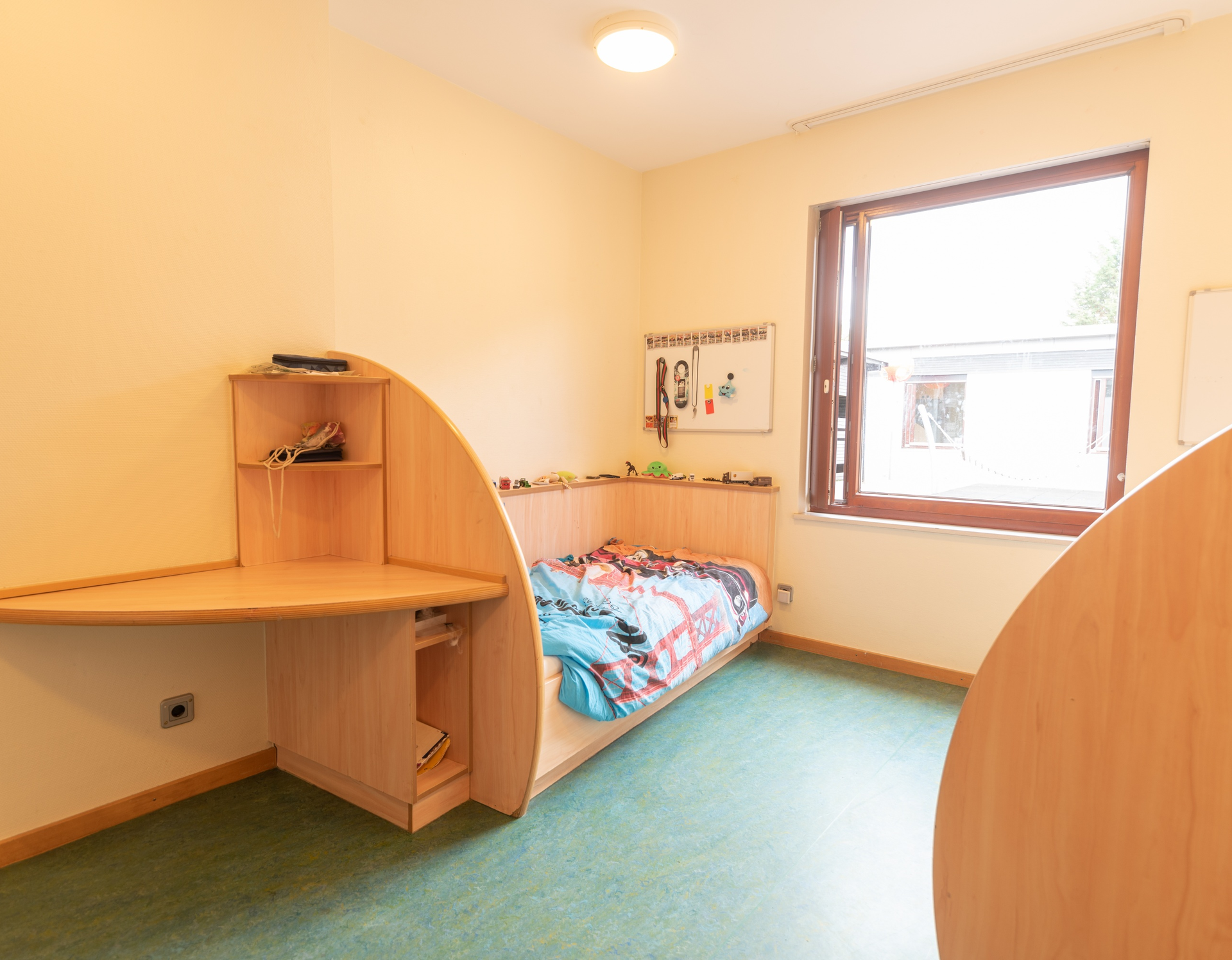 Das Bild zeigt ein Patientenzimmer.