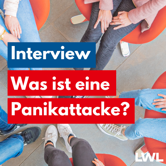 Das Bild zeigt einen Stuhlkreis. Darüber steht in blauen und roten Balken die Frage in weißer Schrift: Was ist eine Panikattacke?