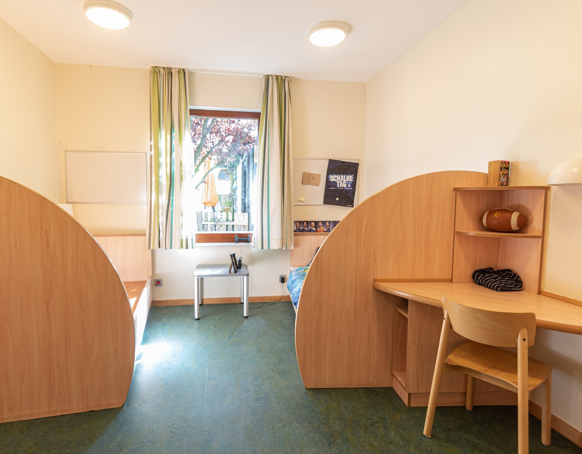 Das Bild zeigt ein Patientenzimmer mit zwei Betten.