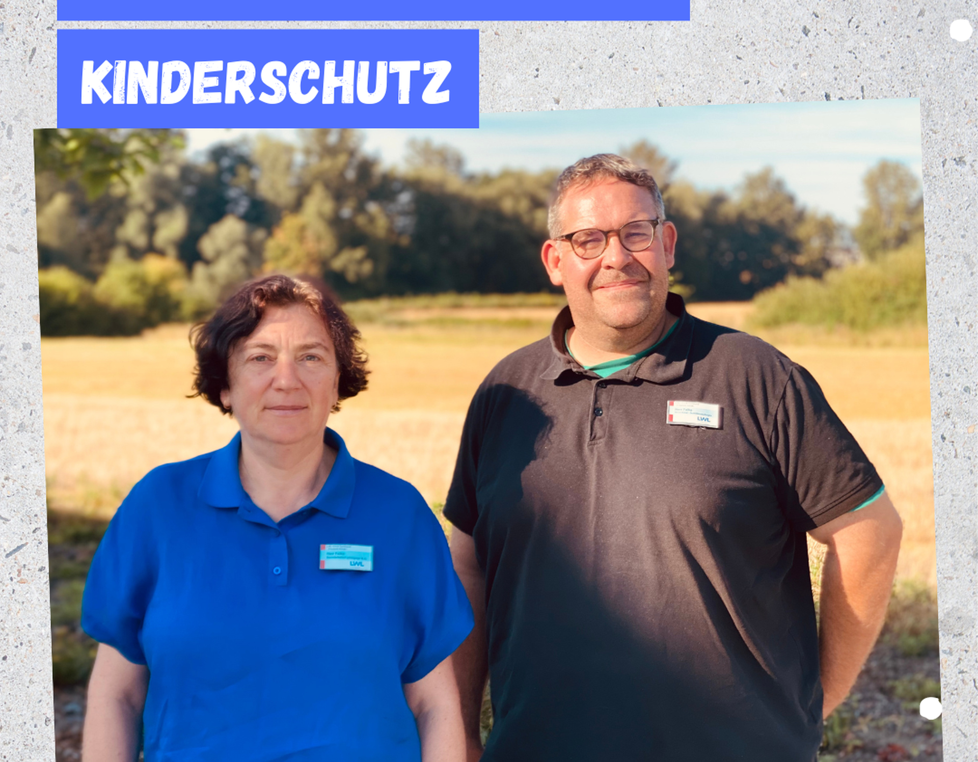 Das Bild zeigt eine Kollegin und einen Kollegen, die nebeneinander vor einem weiten Feld stehen und in die Kamera lächeln.