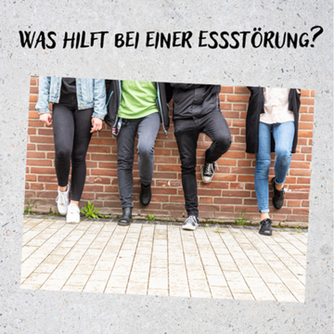 Das Bild zeigt mehrere Jugendliche, die nebeneinander an einer Mauer gelehnt stehen. (vergrößerte Bildansicht wird geöffnet)