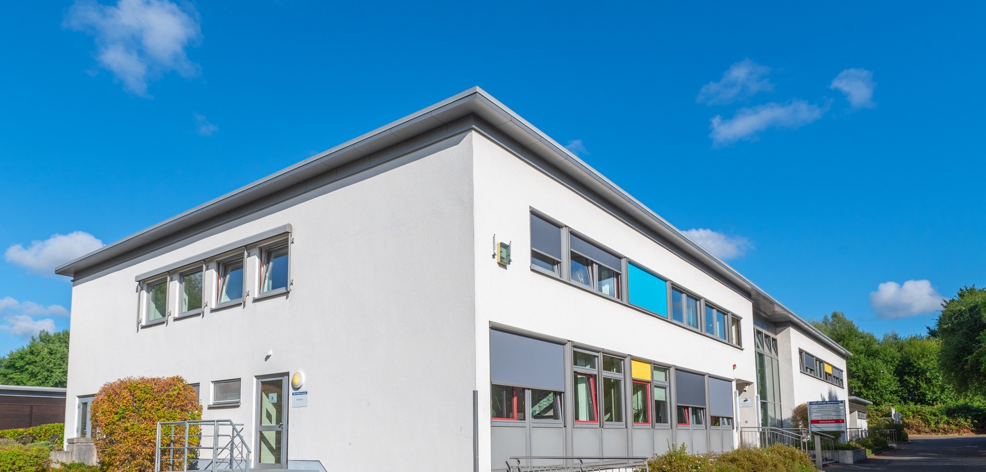 Das Bild zeigt das weiße Hauptgebäude der LWL-Klinik Dortmund Elisabeth-Klinik.